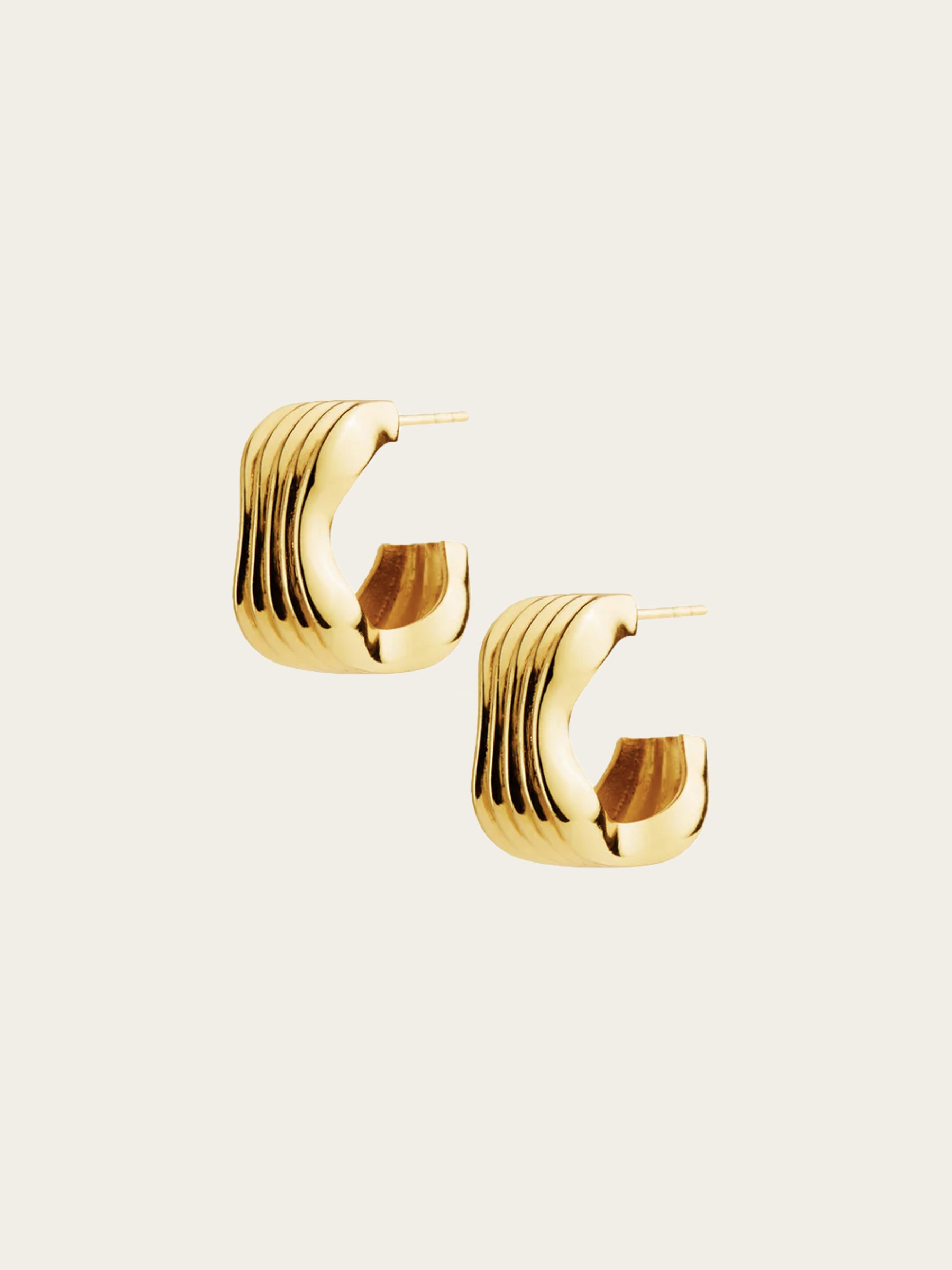 Rylan | Curved Ribbed Hoop Earrings in Gold | The UNDONE