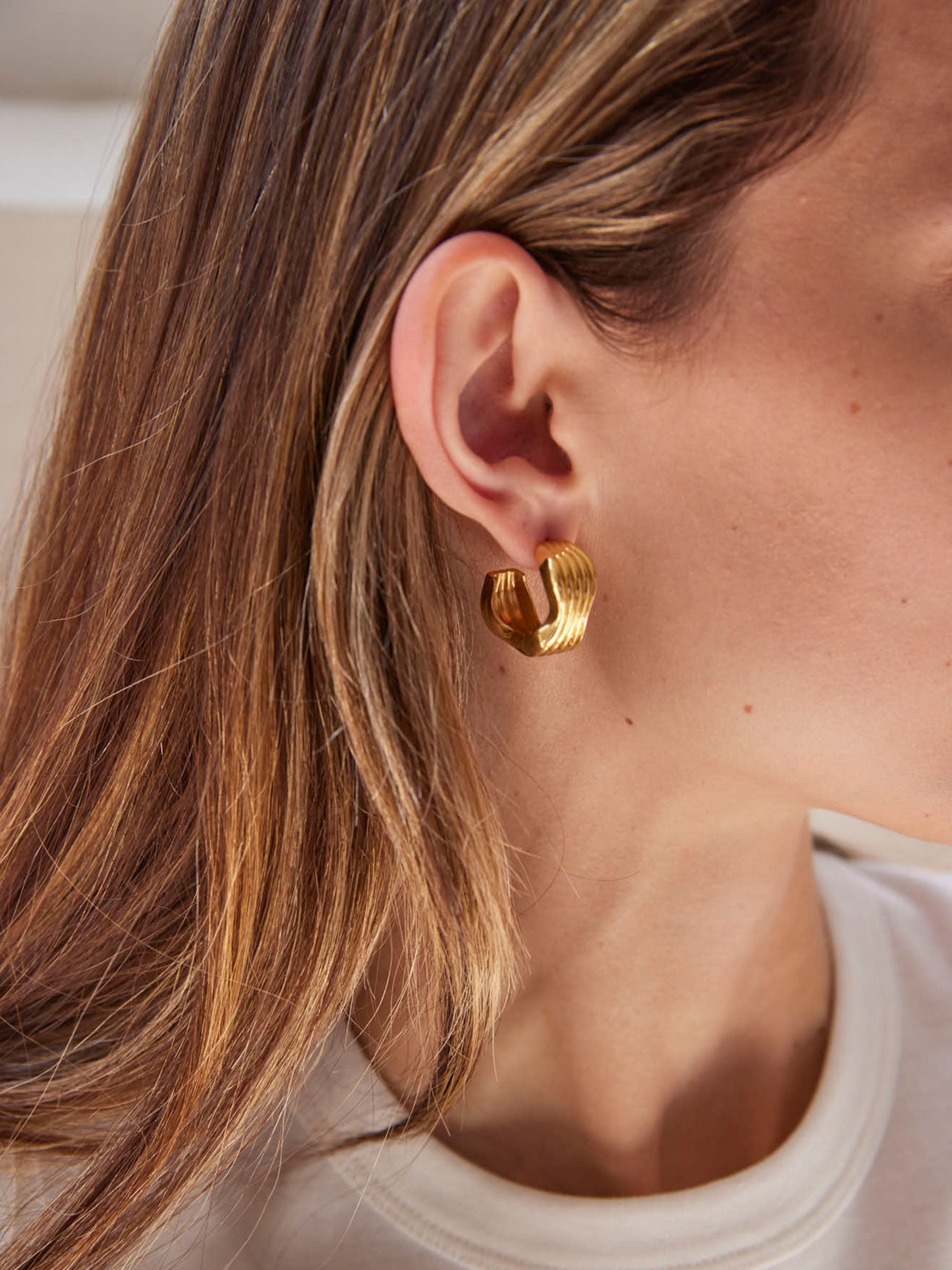 Rylan | Curved Ribbed Hoop Earrings in Gold | The UNDONE