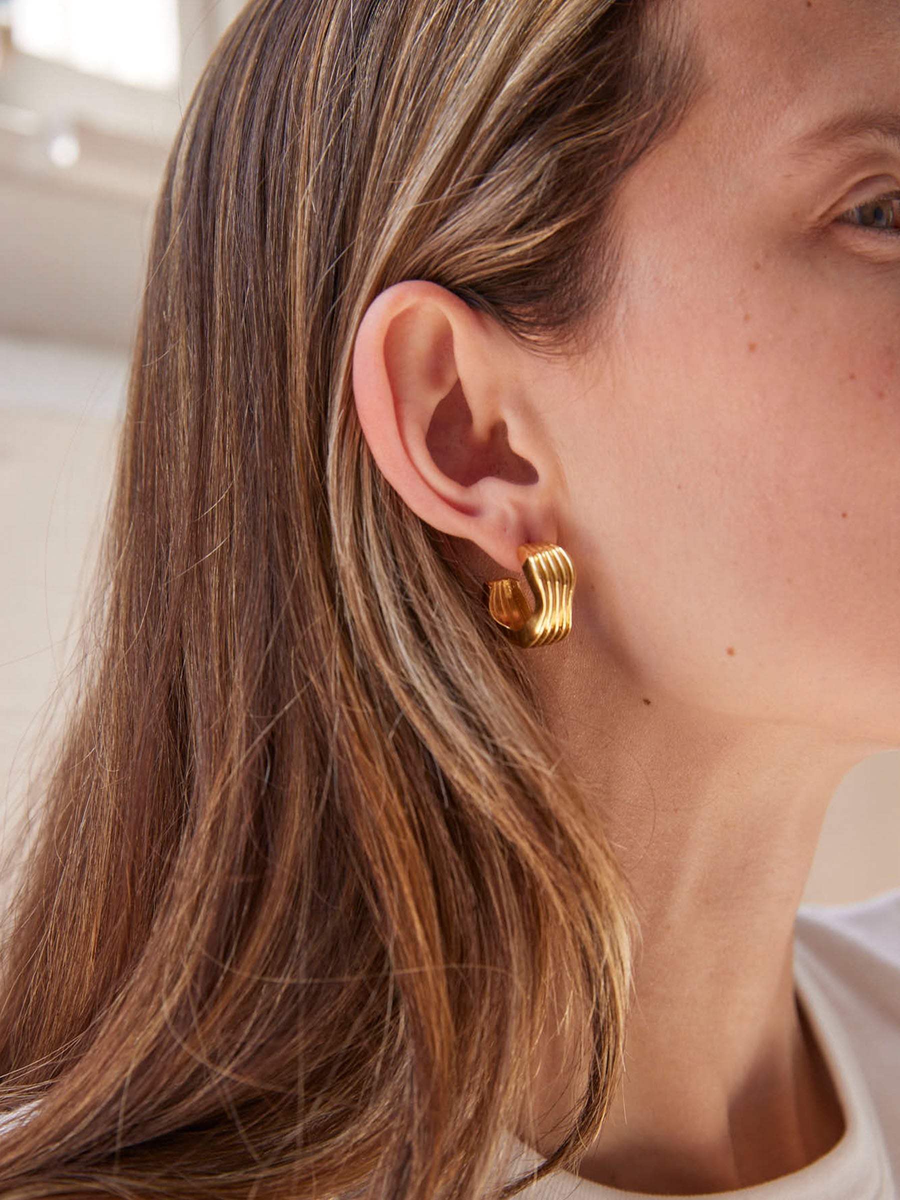 Rylan | Curved Ribbed Hoop Earrings in Gold | The UNDONE