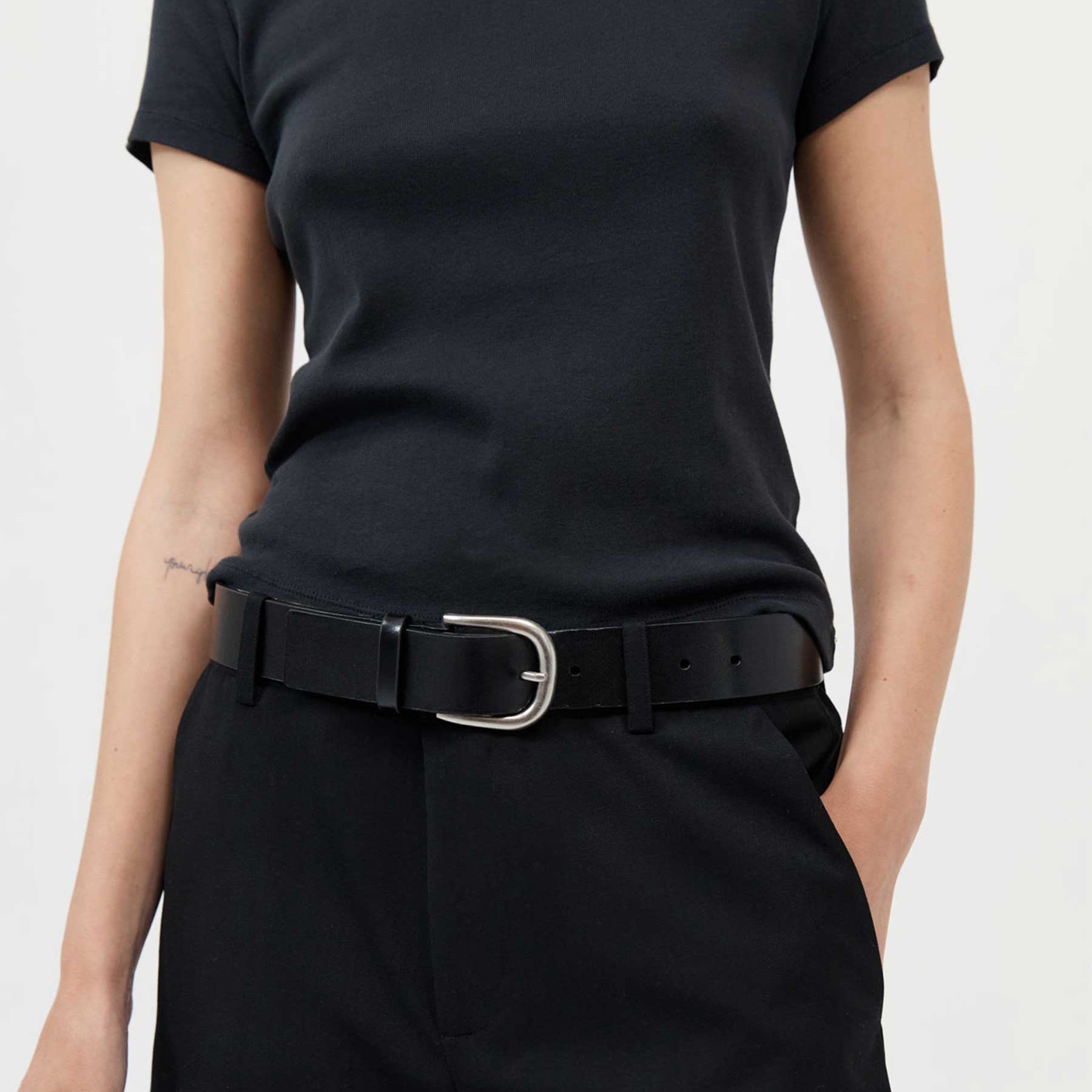 St. Agni | Classic Buckle Belt in Black | The UNDONE